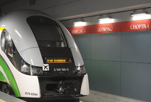 Поезд в аэропорту им. Шопена в Варшаве