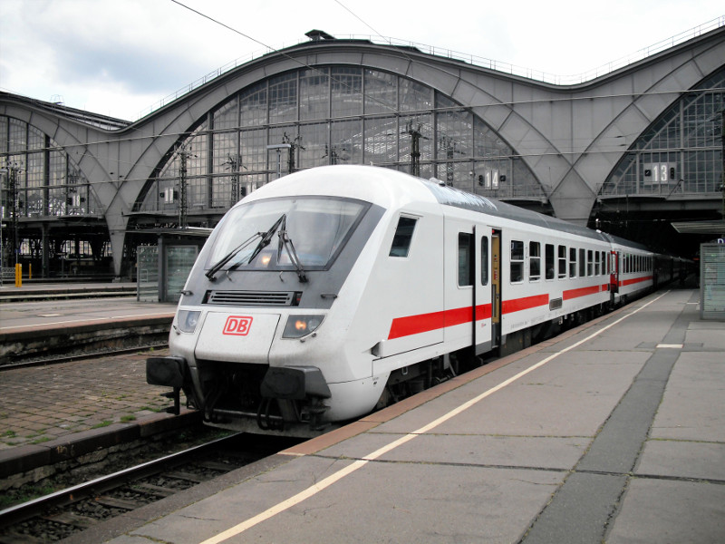 Pociąg InterCity na dworcu