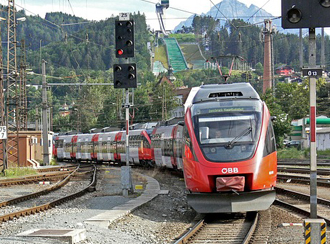 Pociąg Railjet w Innsbrucku Pociąg Railjet w Innsbrucku